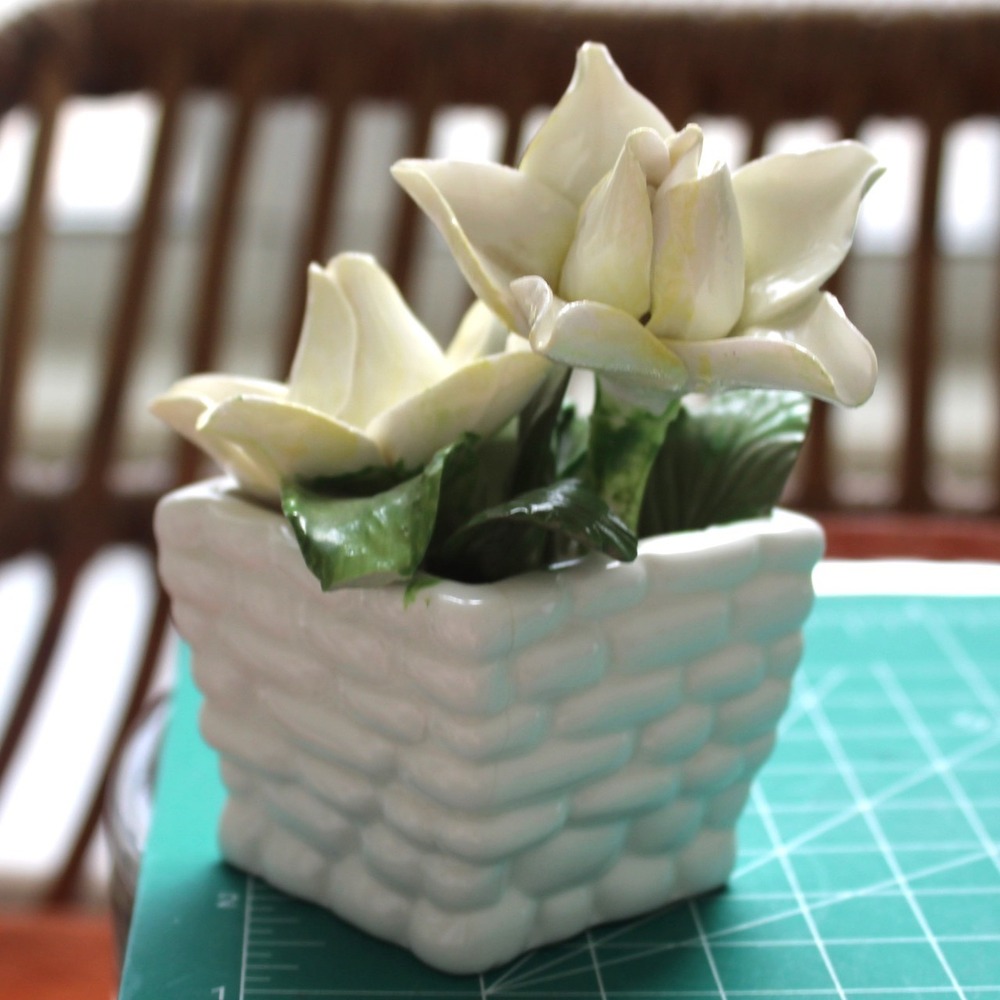 Radnor Bone China Figurine White Flowers‎ Green Leaves Basket Staffordshire - Picture 4 of 14